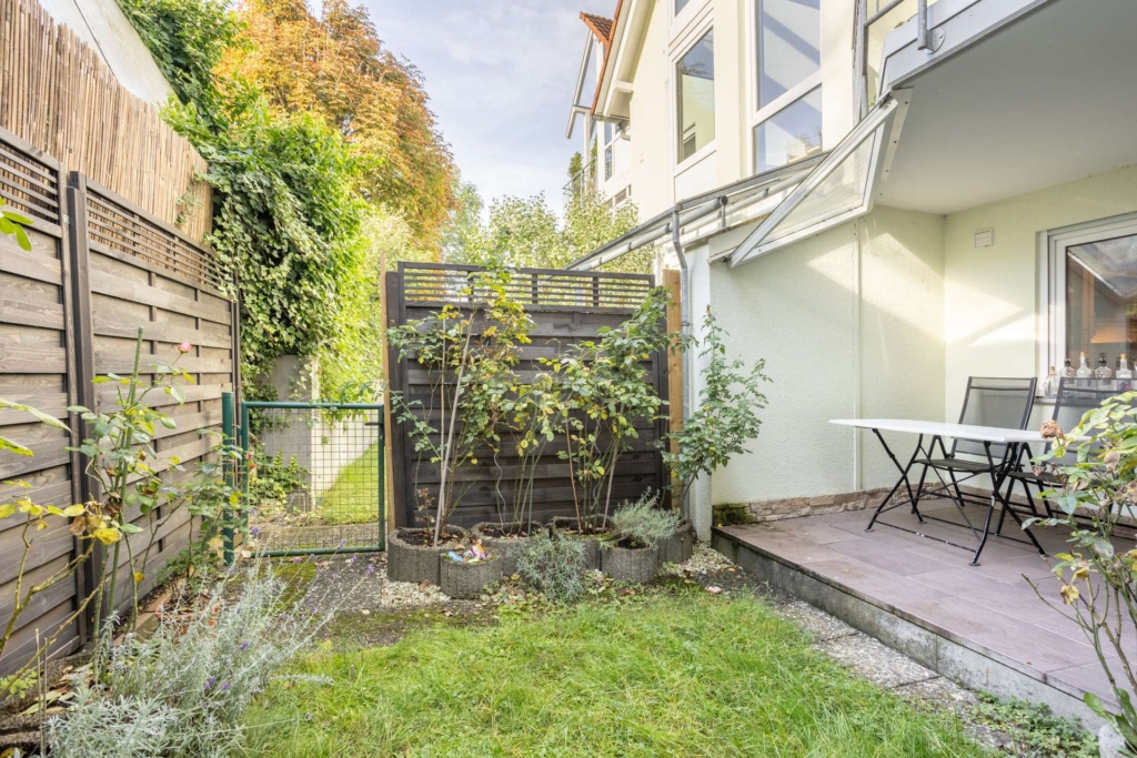 Terrasse und Gartenanteil