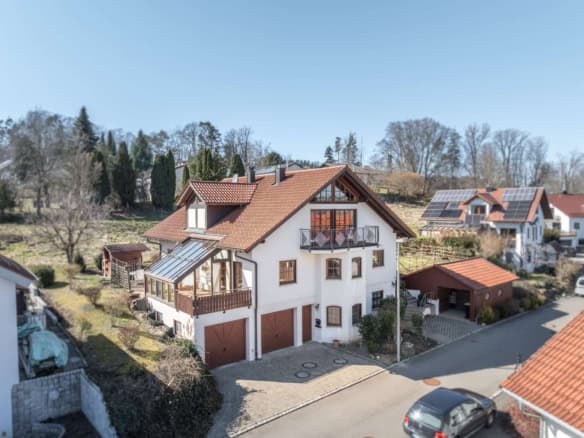 Freistehendes Einfamilienhaus mit schönem Garten und Doppelgarage