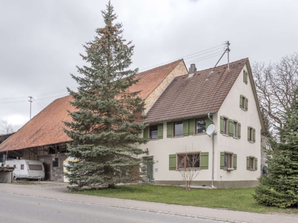 Bauernhaus mit großzügigem Scheunengebäude