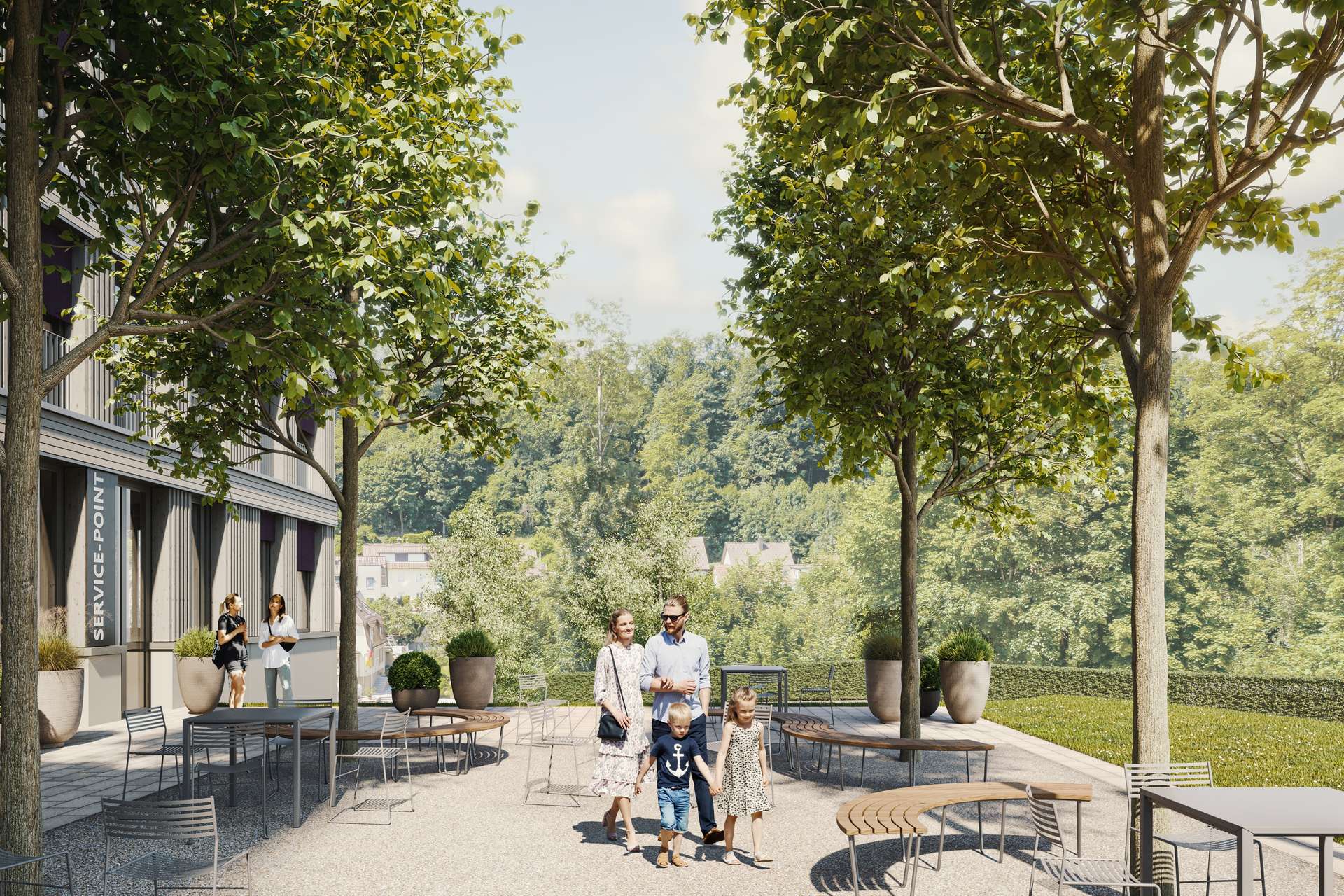 illustrierte Ansicht Service Point Eine vierköpfige Familie spaziert an einem sonnigen Tag durch einen Außenbereich mit Tischen und Stühlen, der von großen Bäumen in Kübeln umgeben ist. Links ist ein Gebäude zu sehen, und zwei Personen stehen in der Nähe des Eingangs. Im Hintergrund ist üppiges Grün zu sehen.